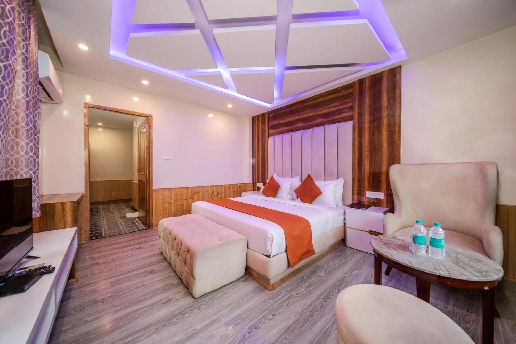 West Western #neartomallroad #24hourrestaurent #gym #lawn #playingzone #pooltable #kidsfriendly #mountainview #tabletennis #familyfriendly #privateparking 4* Manali (Himachal Pradesh)