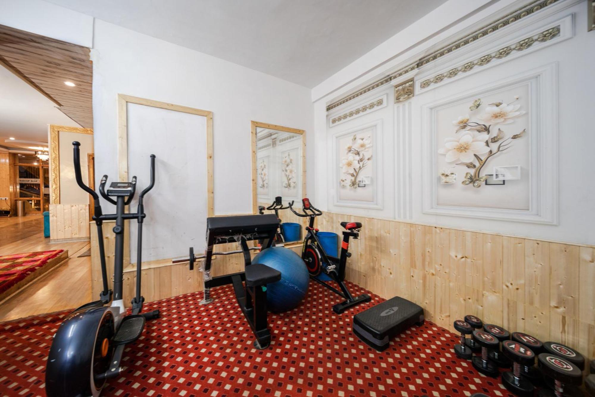 West Western #neartomallroad #24hourrestaurent #gym #lawn #playingzone #pooltable #kidsfriendly #mountainview #tabletennis #familyfriendly #privateparking Hotel