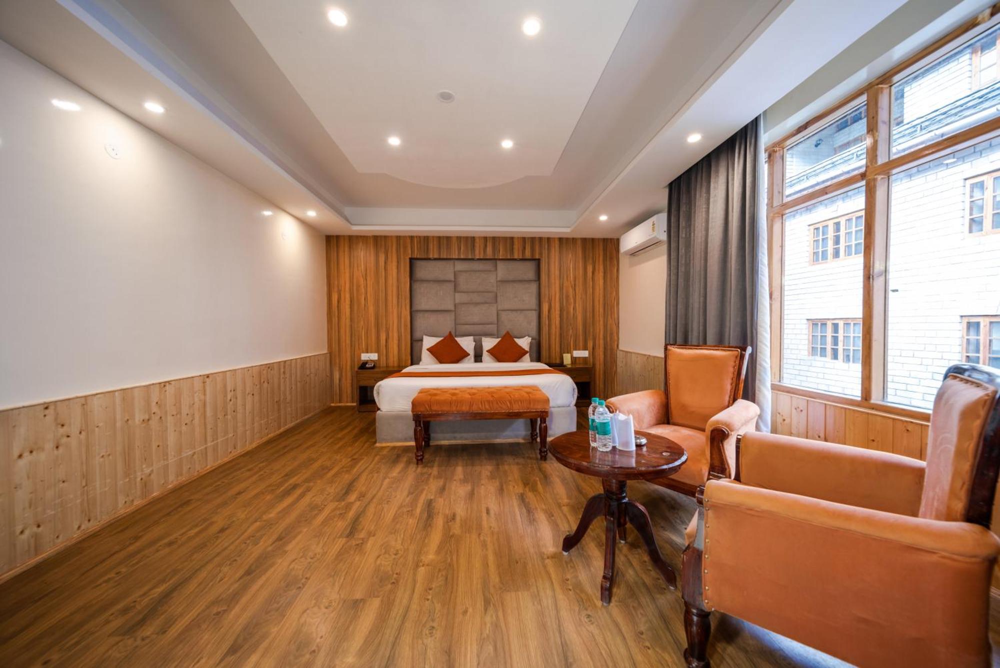West Western #neartomallroad #24hourrestaurent #gym #lawn #playingzone #pooltable #kidsfriendly #mountainview #tabletennis #familyfriendly #privateparking 4* Manali (Himachal Pradesh)