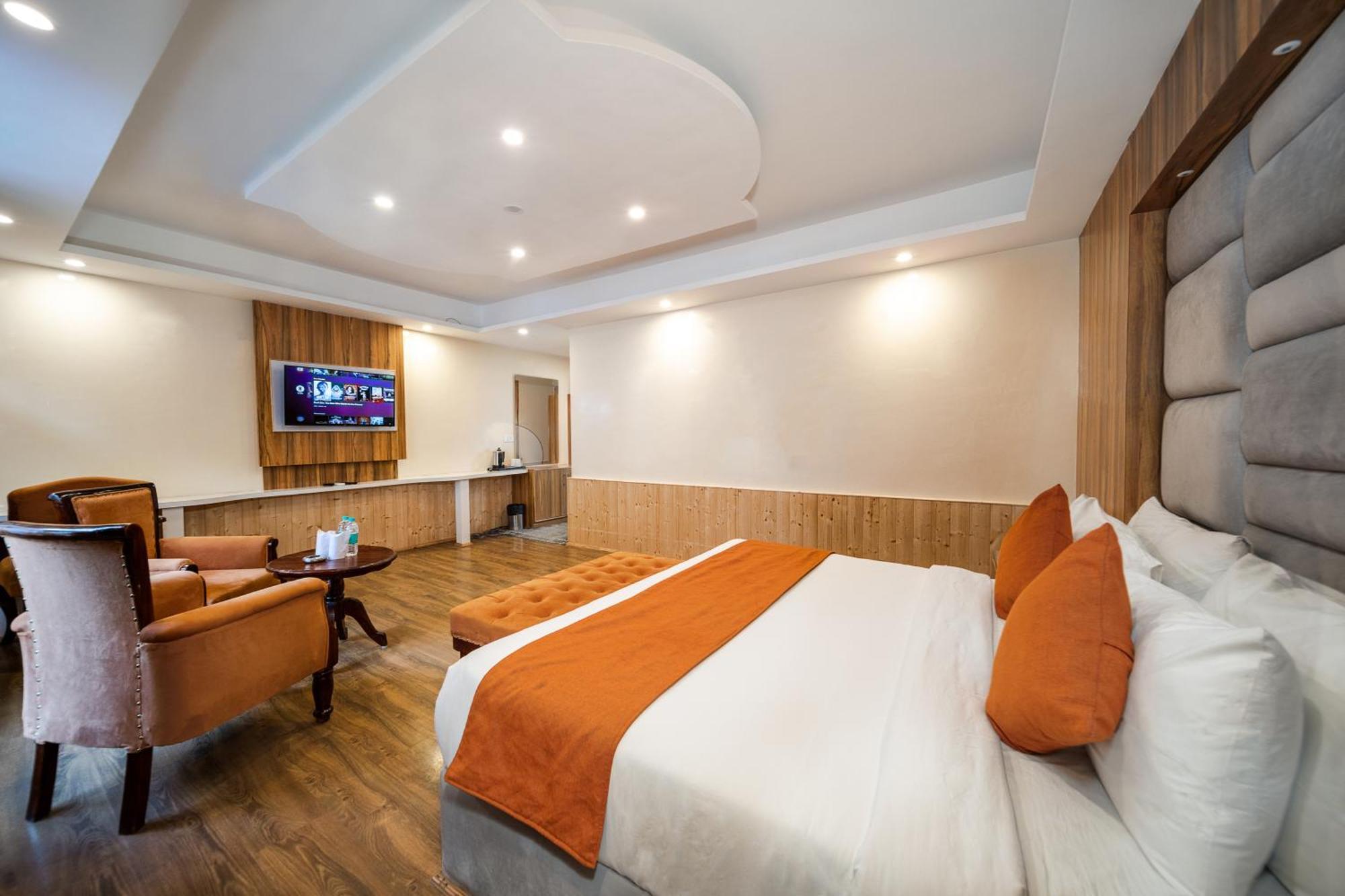 West Western #neartomallroad #24hourrestaurent #gym #lawn #playingzone #pooltable #kidsfriendly #mountainview #tabletennis #familyfriendly #privateparking Hotel 4*