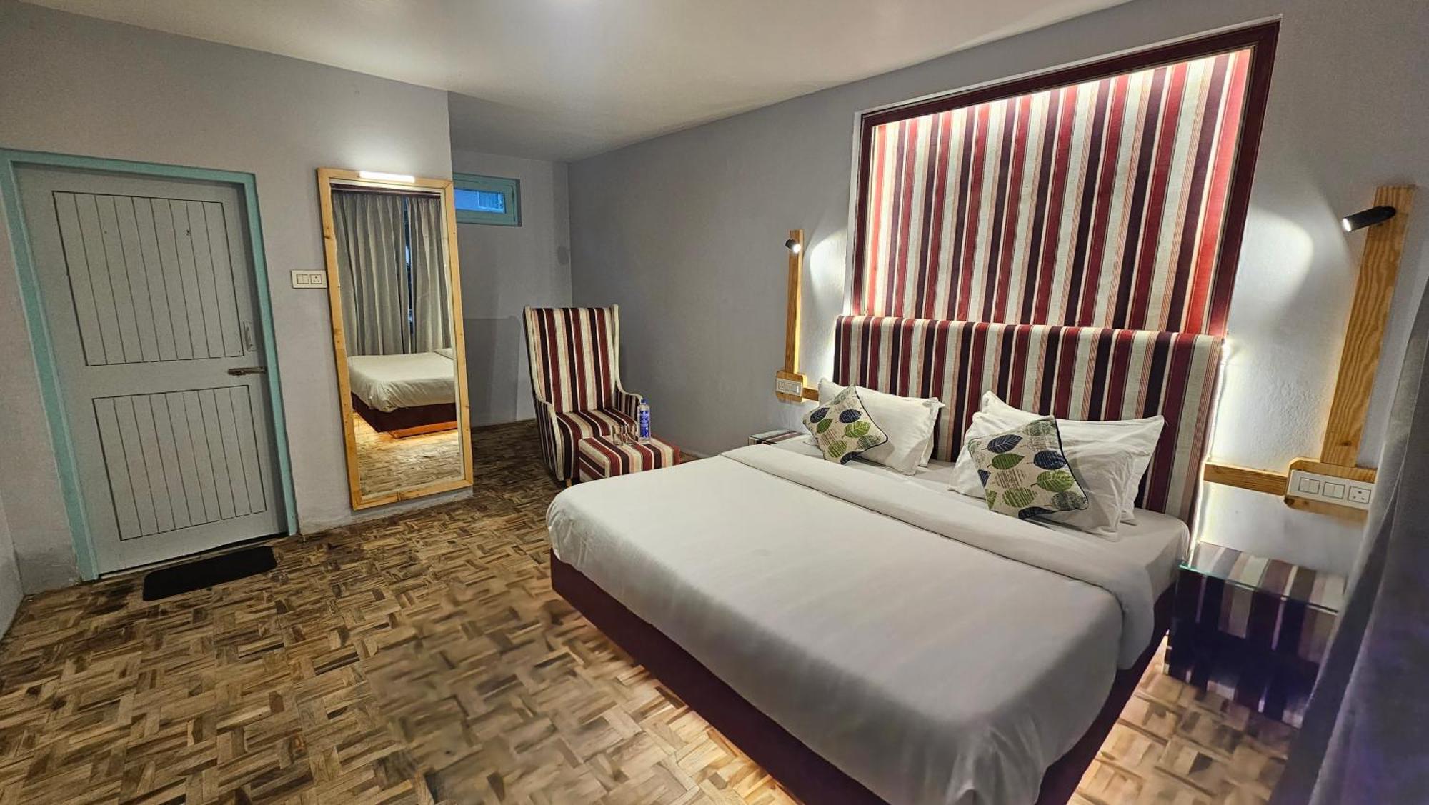 Old By Himalayan Hotels, With Mountain View, Balcony, Terrace And Parking * Manali (Himachal Pradesh)