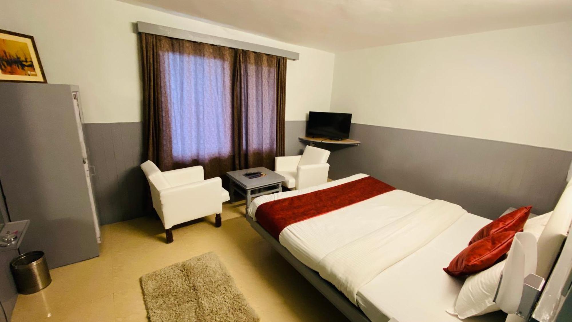 Hotel Ocean & Meadows ! Couple Friendly ! Family ! Walking Distance From Mall Road 3*