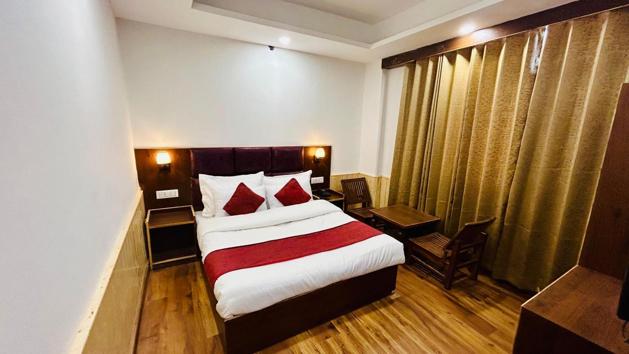Meadows & Oceangrass ! Rooftop Cafe ! Music ! Near To Mall Road Manali (Himachal Pradesh)