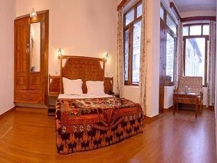 Tourist 10 Minutes Walking Distance From The Mall Hotel