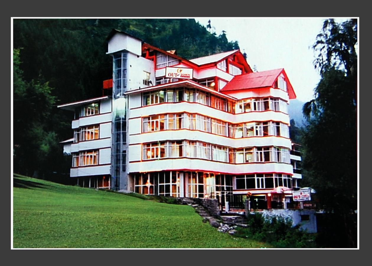 Out Town Hotel 3*