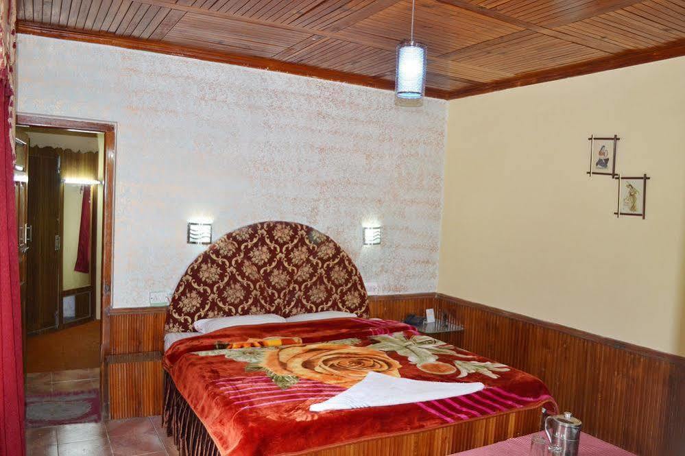 Chetna Hotel 3*
