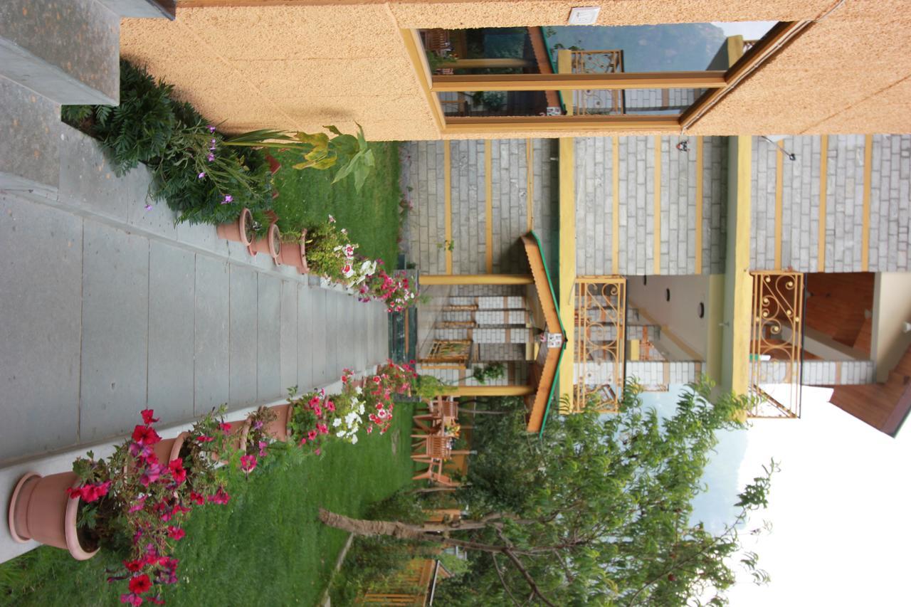 Golden Apple Inn
