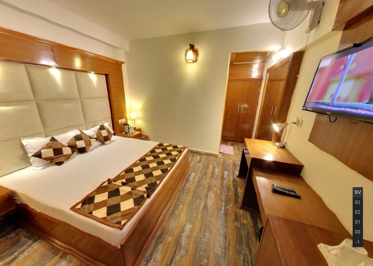 Himalayan Nomad Cottage, ! 2 Bedroom Independent ! Personal Lawn Every ! Parking ! Scenic Mountains View ! Spacious ! 3* Manali (Himachal Pradesh)