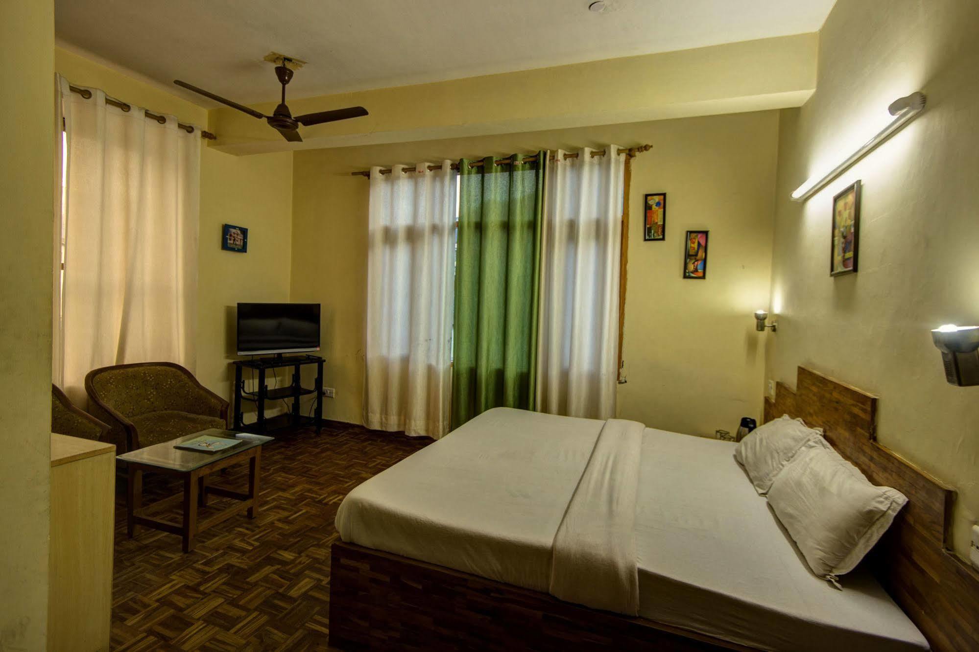 Hotel Kalinga Grand 3*