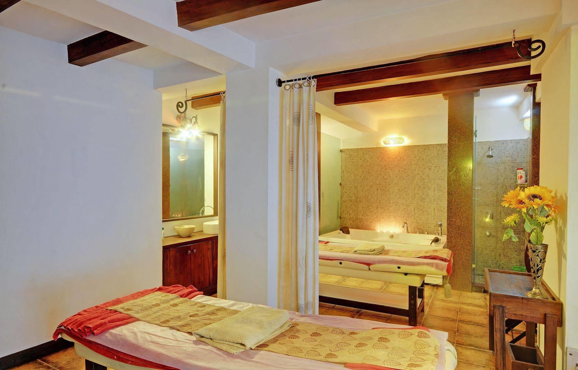 Hotel Johnson & Manali (Himachal Pradesh)