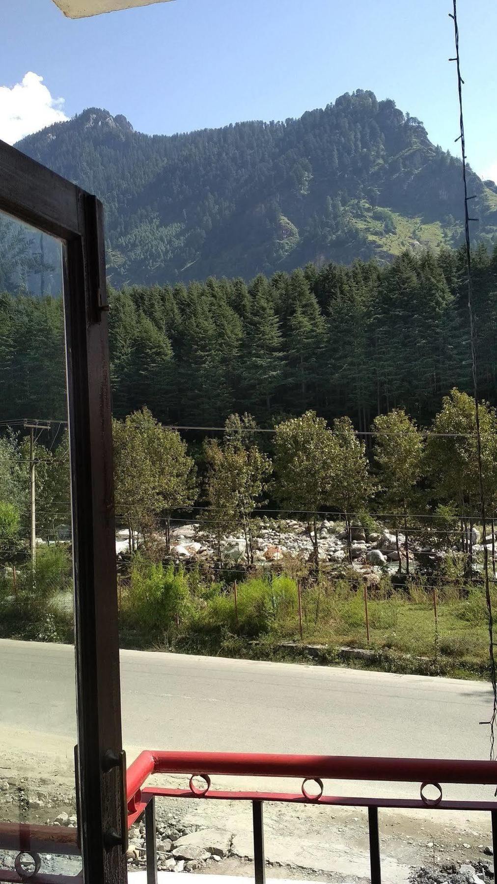 Le Grand - The River Facing Manali (Himachal Pradesh)