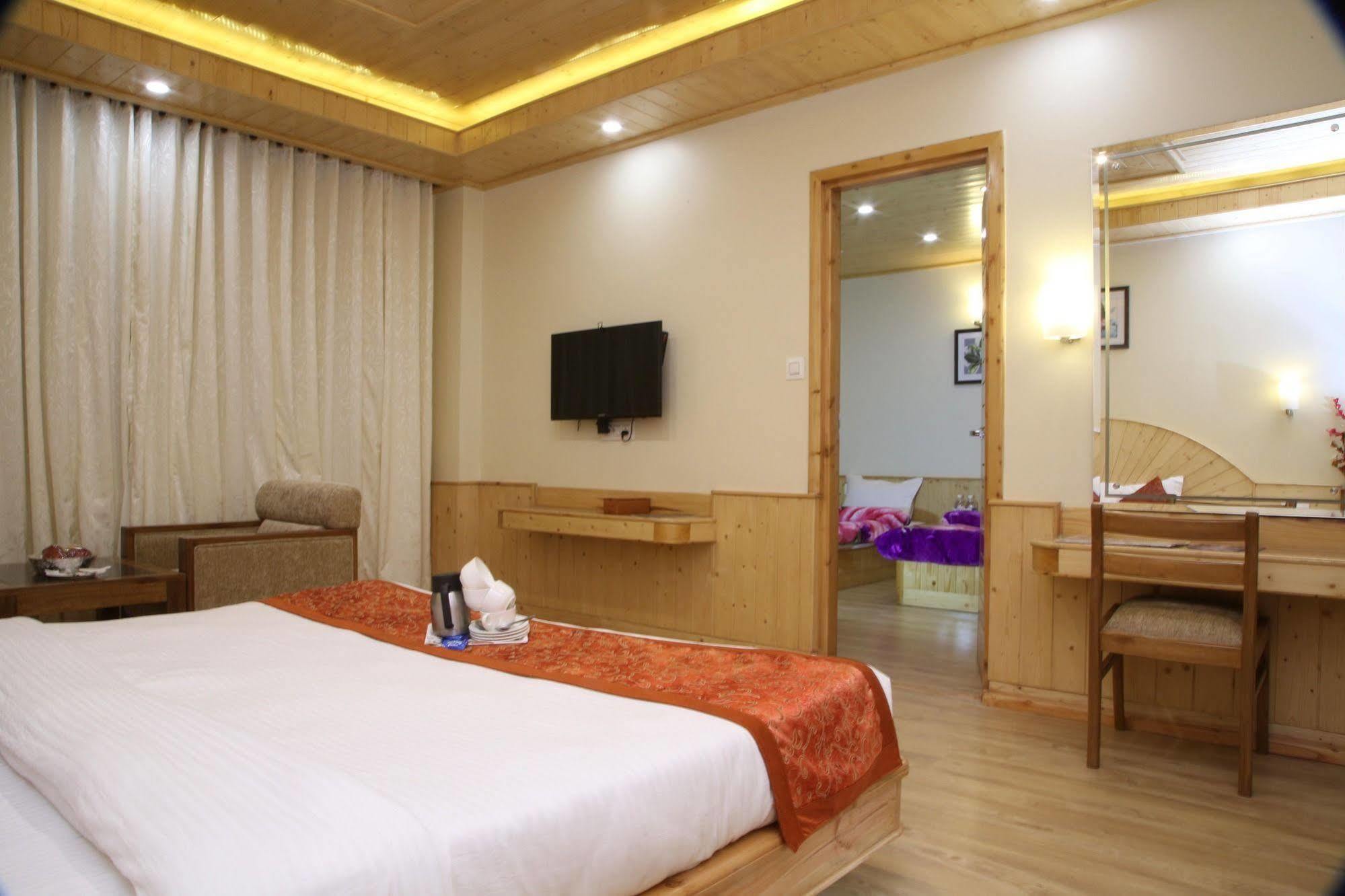 Hotel Holiday Heights Manali (Himachal Pradesh)