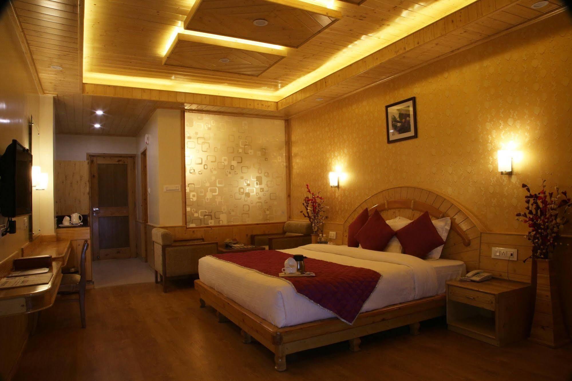 Hotel Holiday Heights 2*