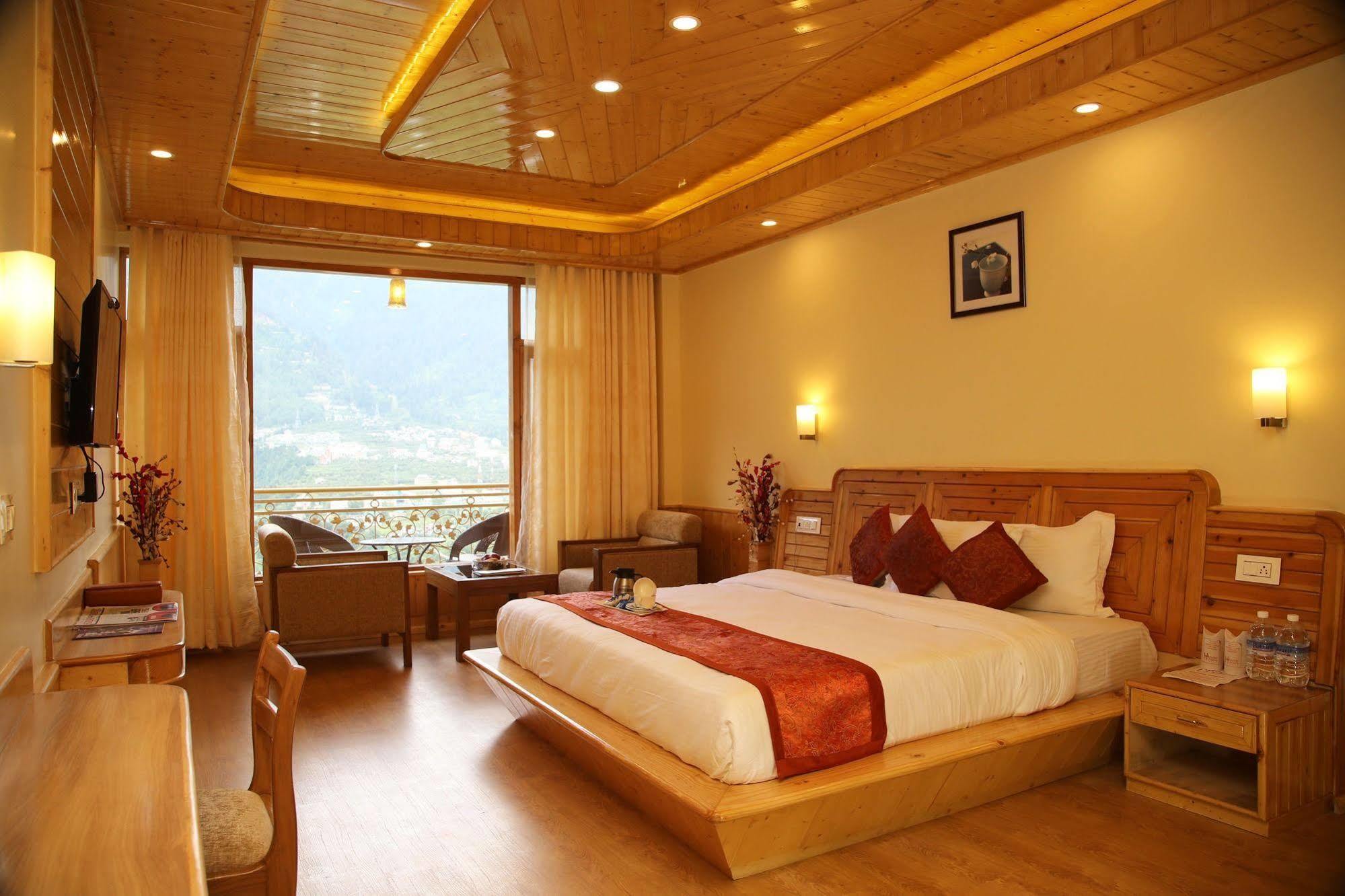 Hotel Holiday Heights 2*