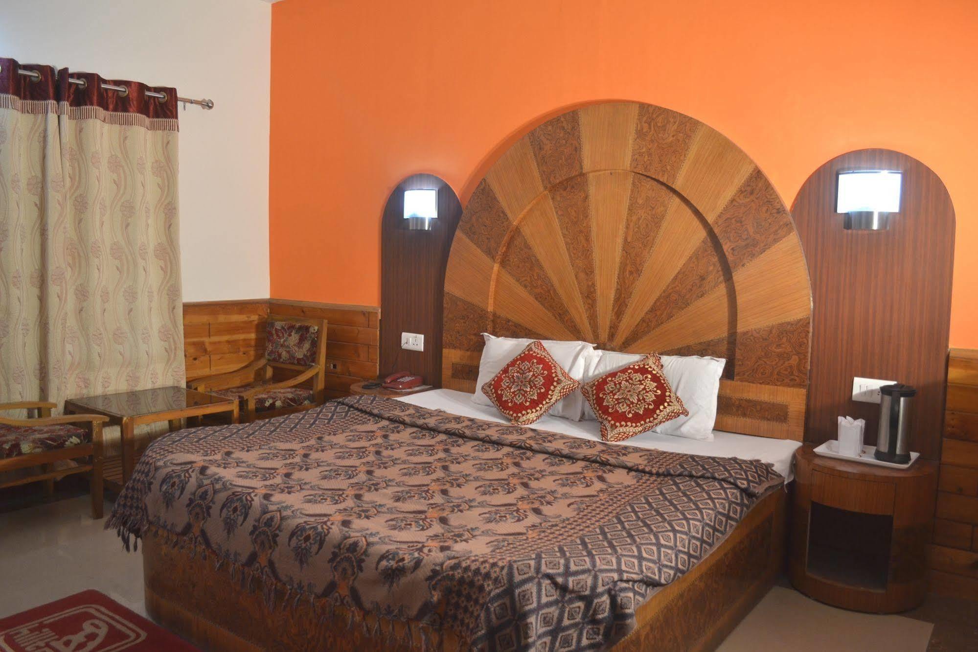 Hilltone & Manali (Himachal Pradesh)