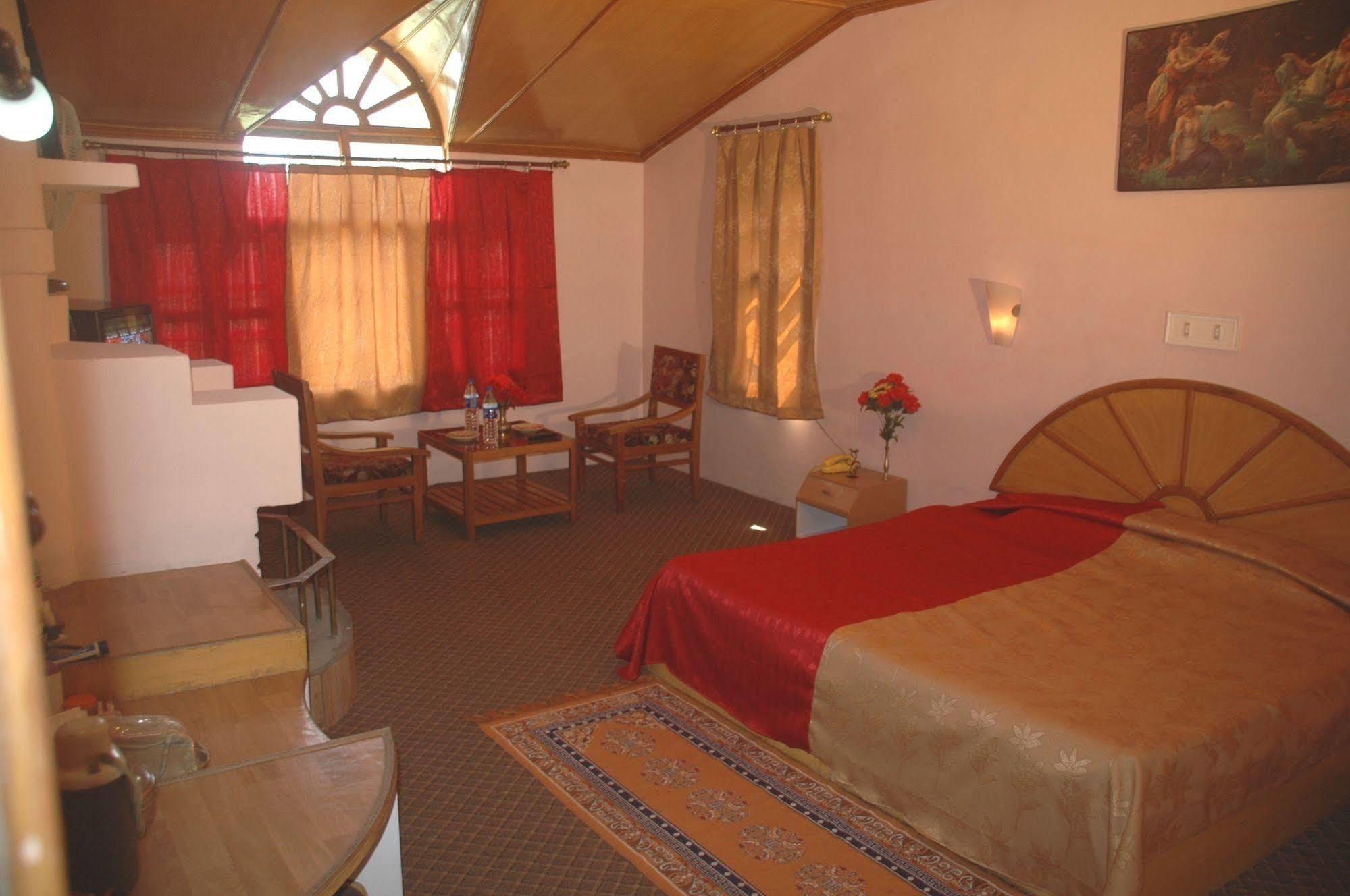 Hilltone & 3* Manali (Himachal Pradesh)