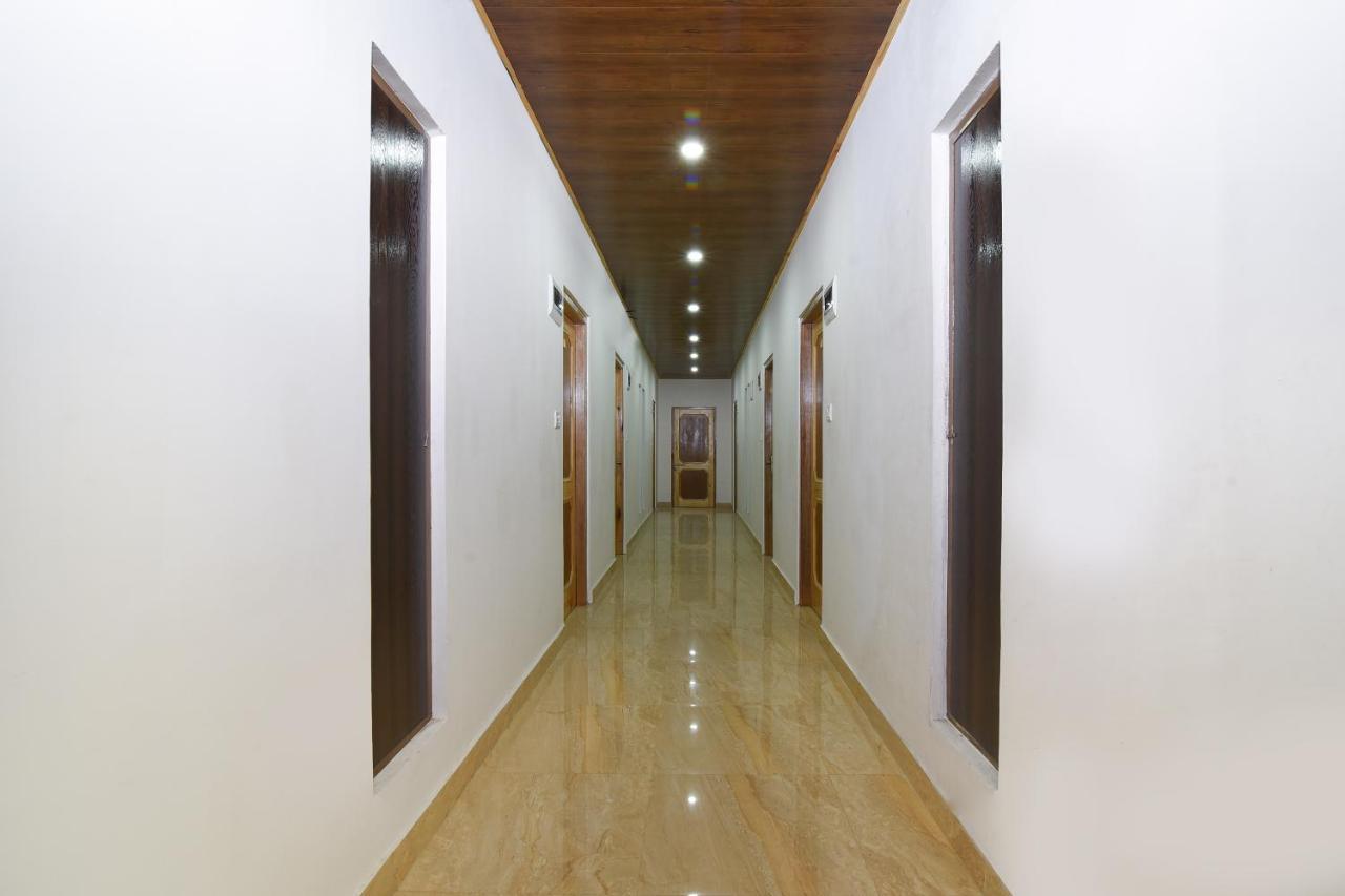Oyo 15699 Conifer Hotel