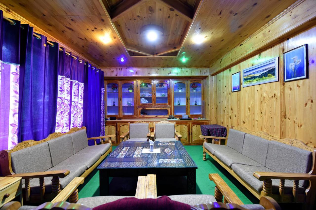 Oyo 15576 Luxrious Near Hadimba Temple Apartment Manali (Himachal Pradesh)