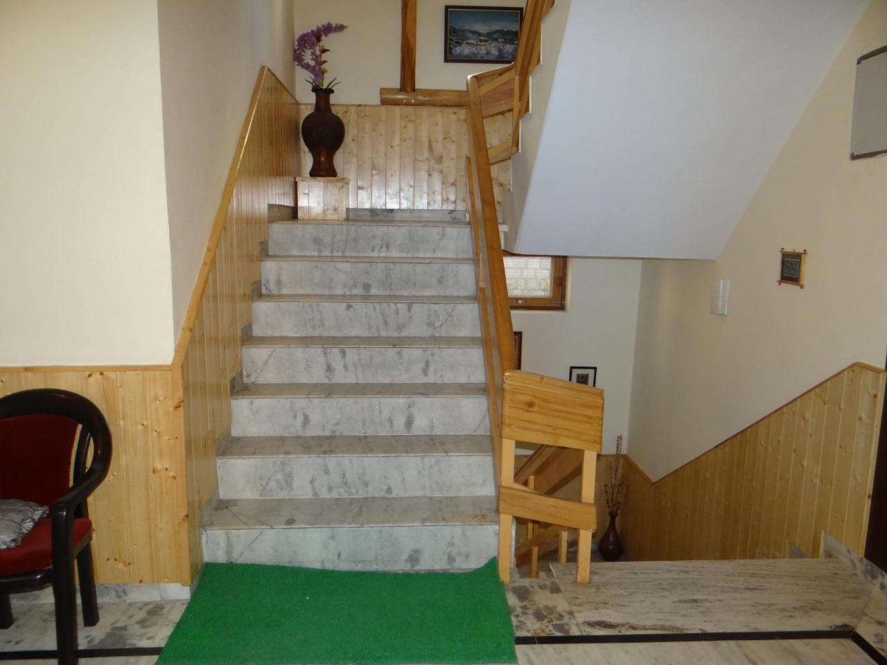 Mountain Trail Bed & Breakfast 2*