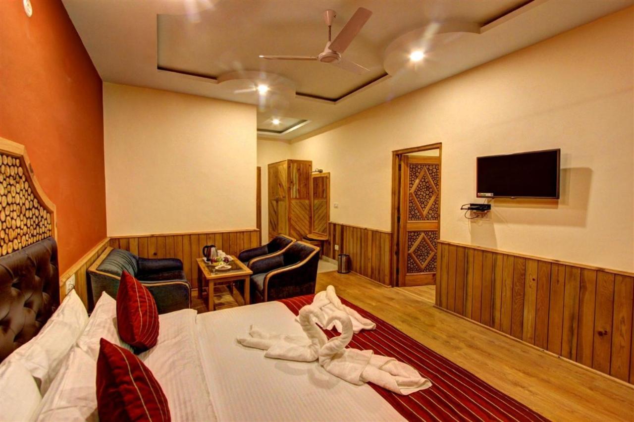 Aamod At Apple Town Hotel