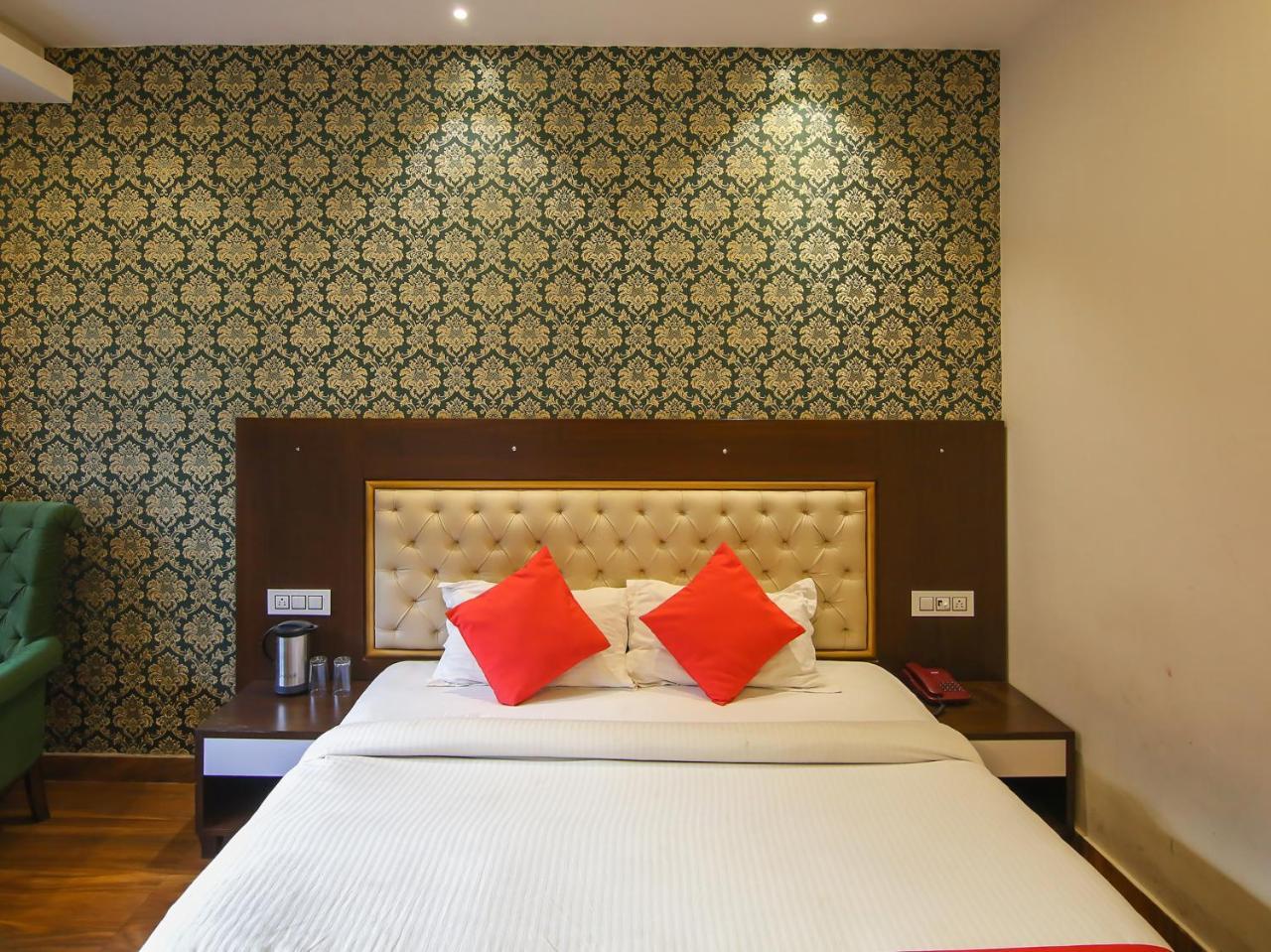 Oyo 17099 Ambika Residency Hotel Manali (Himachal Pradesh)