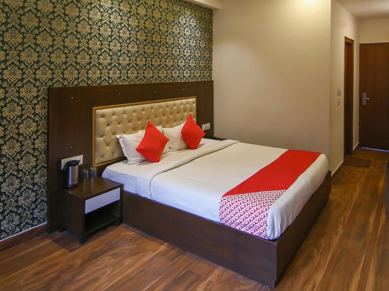Oyo 17099 Ambika Residency