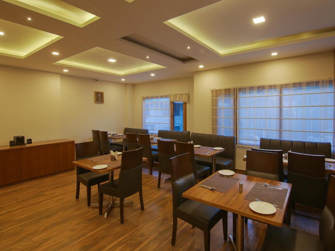 Oyo 17099 Ambika Residency 3*