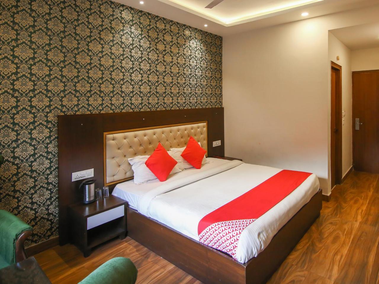 Hotel Oyo 17099 Ambika Residency Manali (Himachal Pradesh)