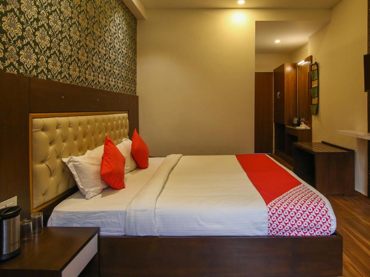 Oyo 17099 Ambika Residency Hotel