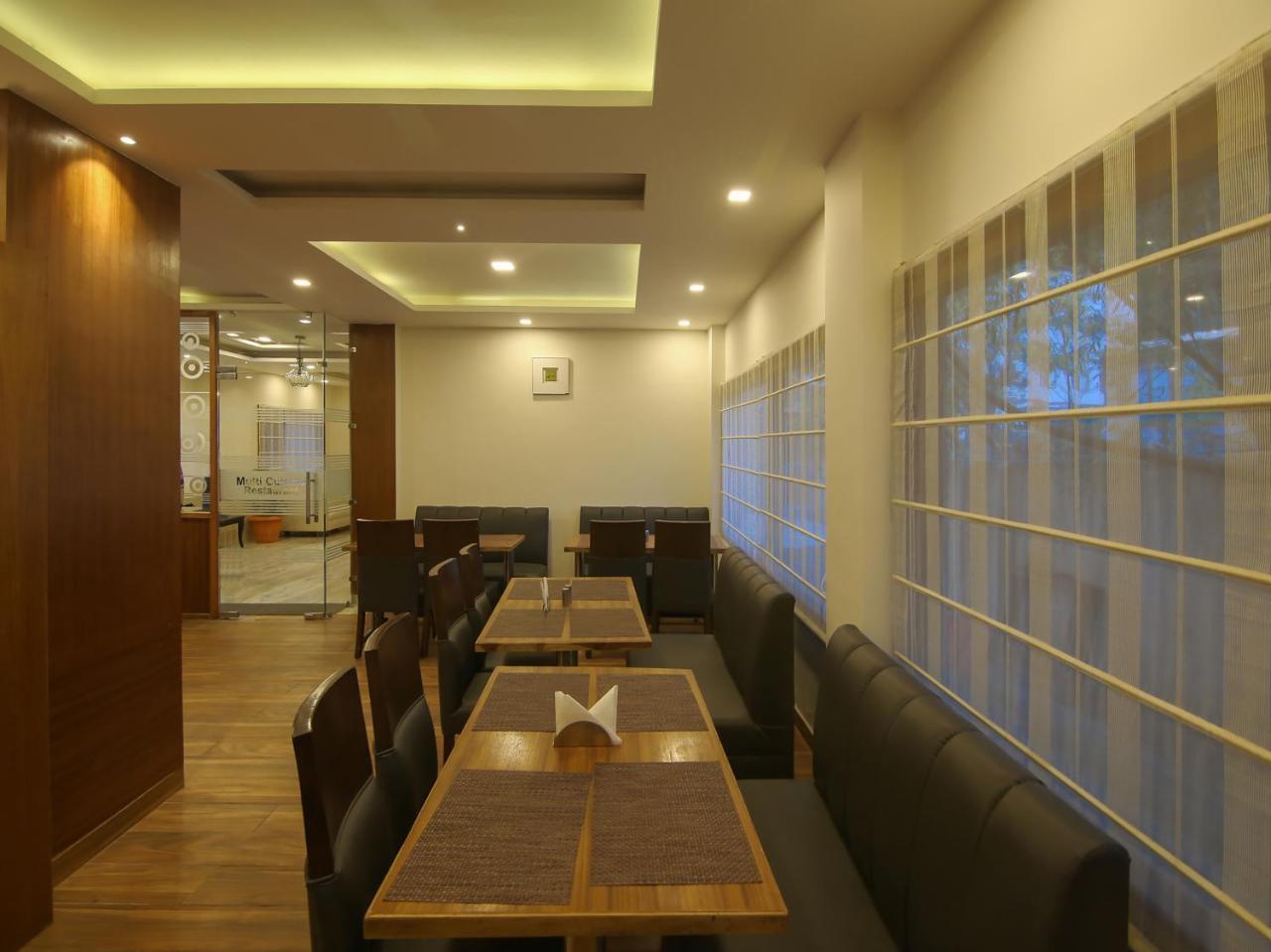 Oyo 17099 Ambika Residency 3*