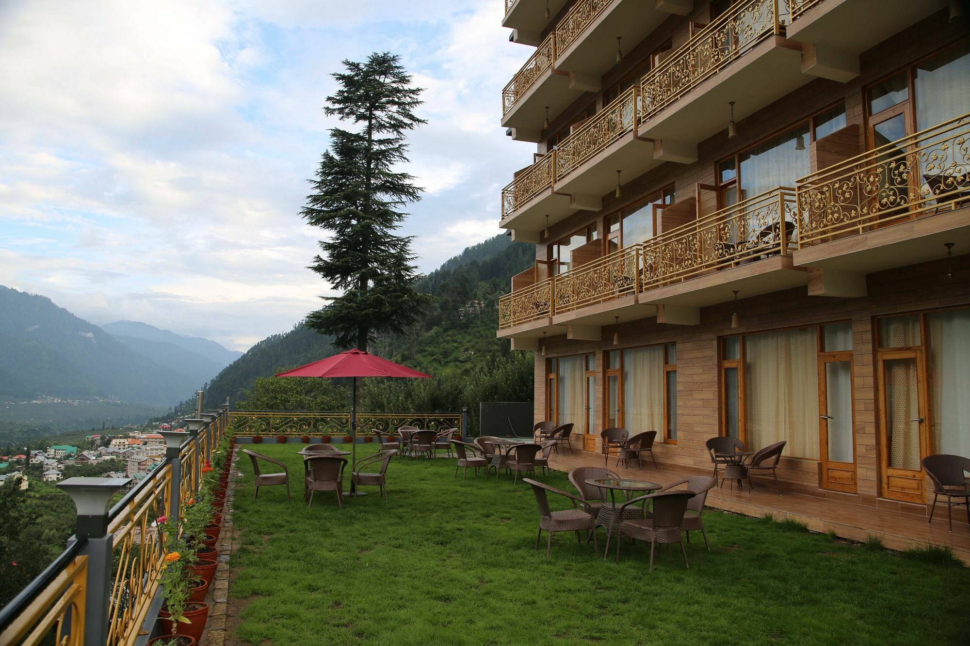 Holiday Heights Hotel 2*