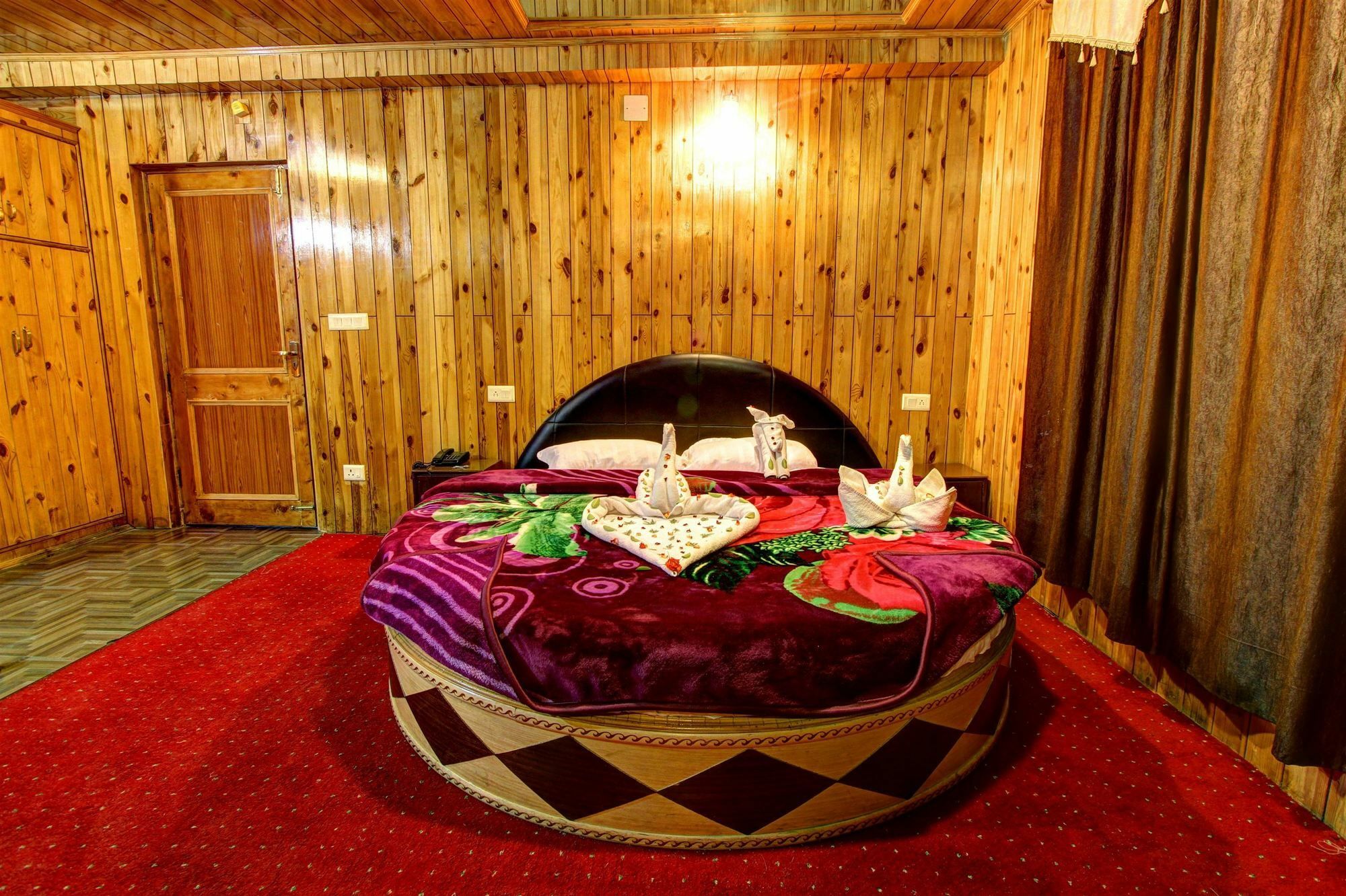 Hotel Mountain Face By Snow Manali (Himachal Pradesh)