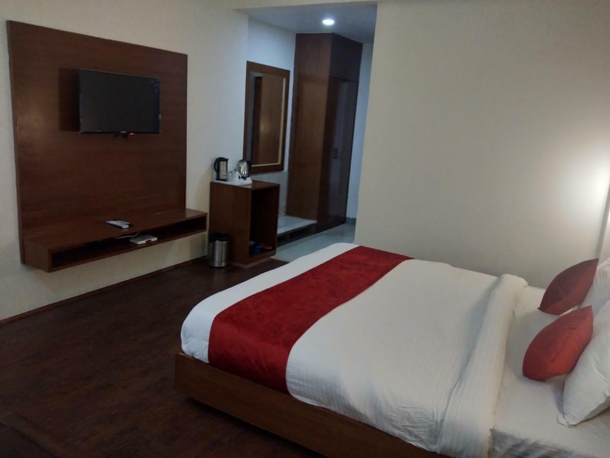 Hotel Mantra By V4 Entertainment Pvt Ltd 3*