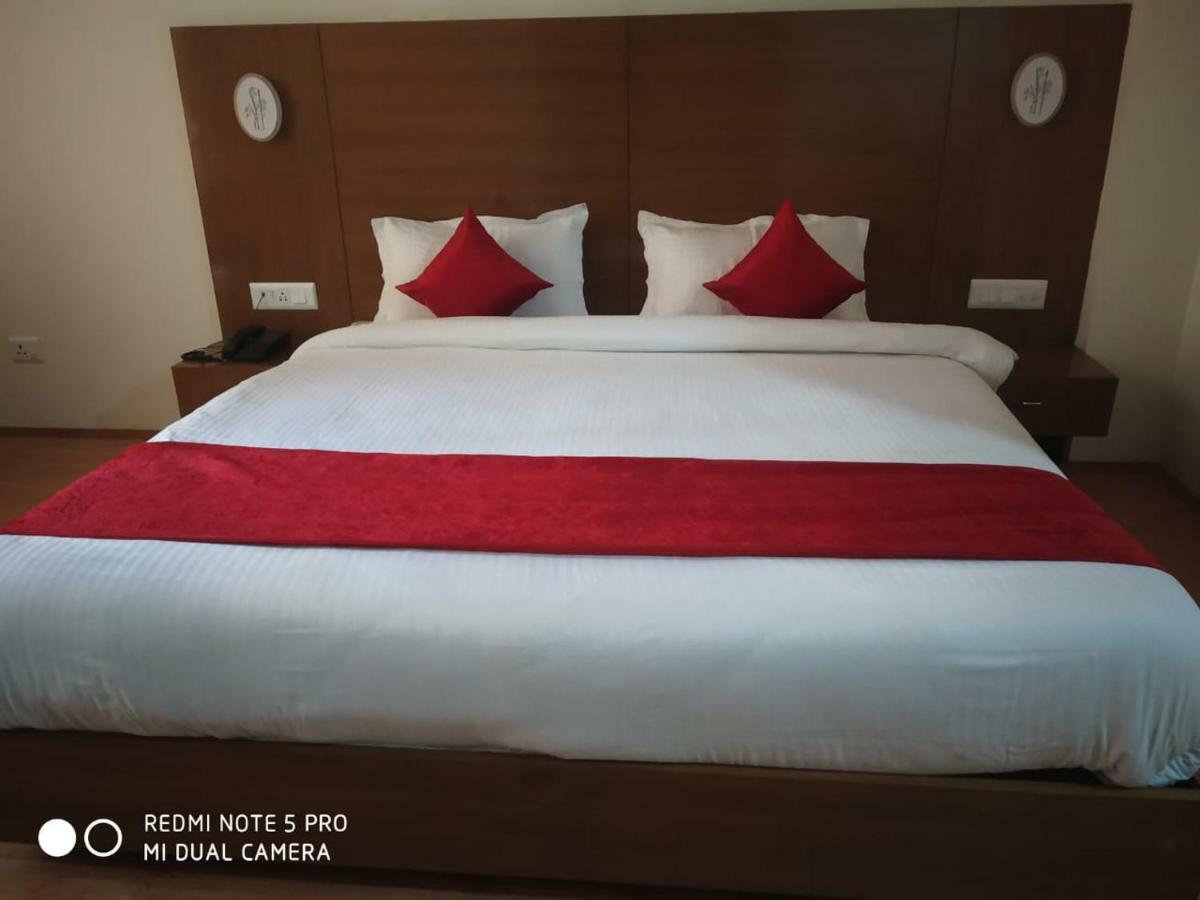 Mantra By V4 Entertainment Pvt Ltd Hotel 3*