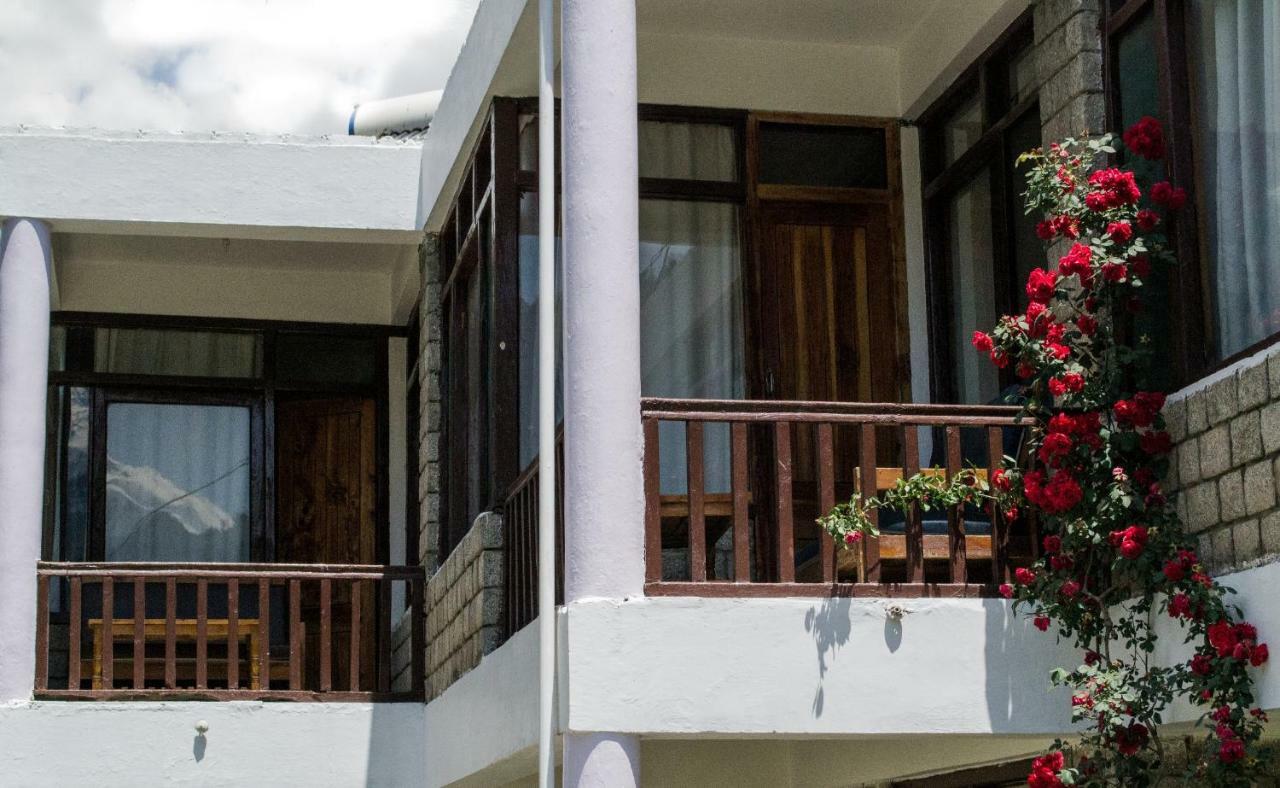 Tourist 10 Minutes Walking Distance From The Mall Manali (Himachal Pradesh)