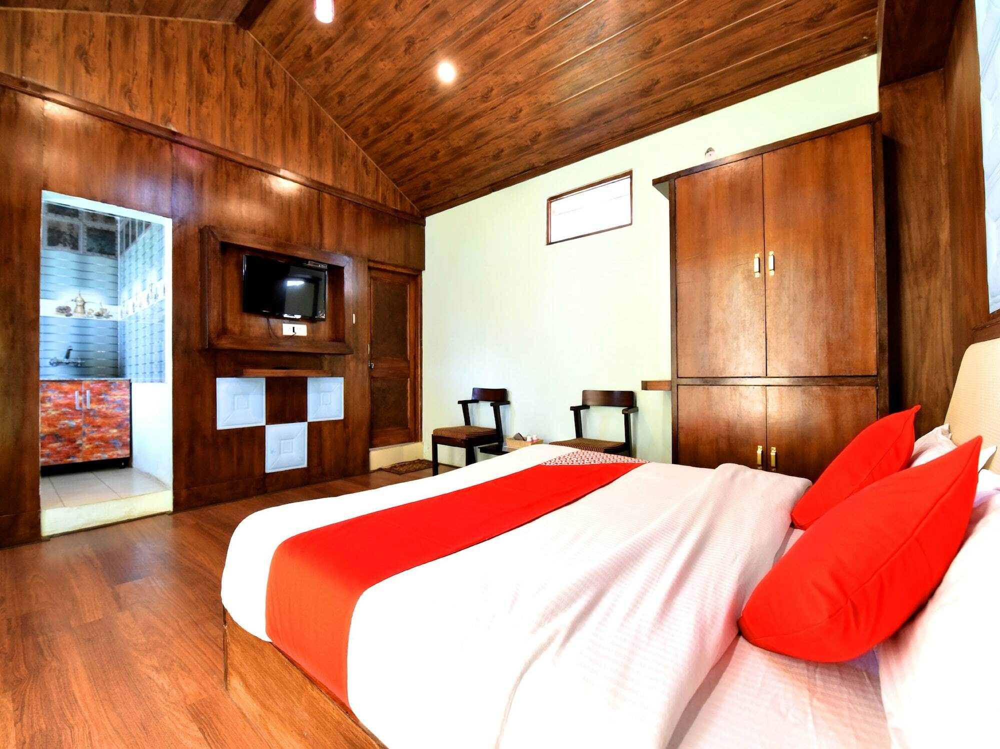 Oyo 13364 Scenic View Naggar Road Apartment *