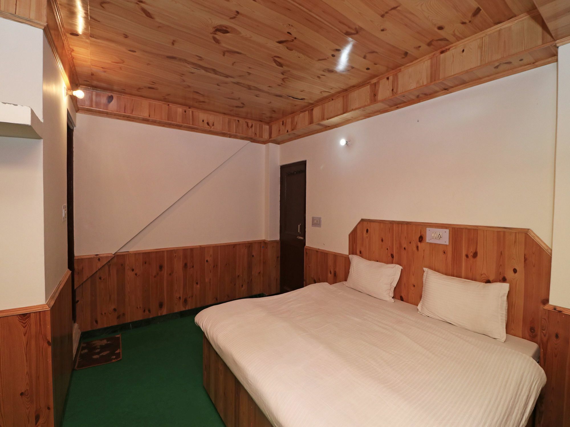 Oyo 15576 Luxrious Near Hadimba Temple Apartment Manali (Himachal Pradesh)