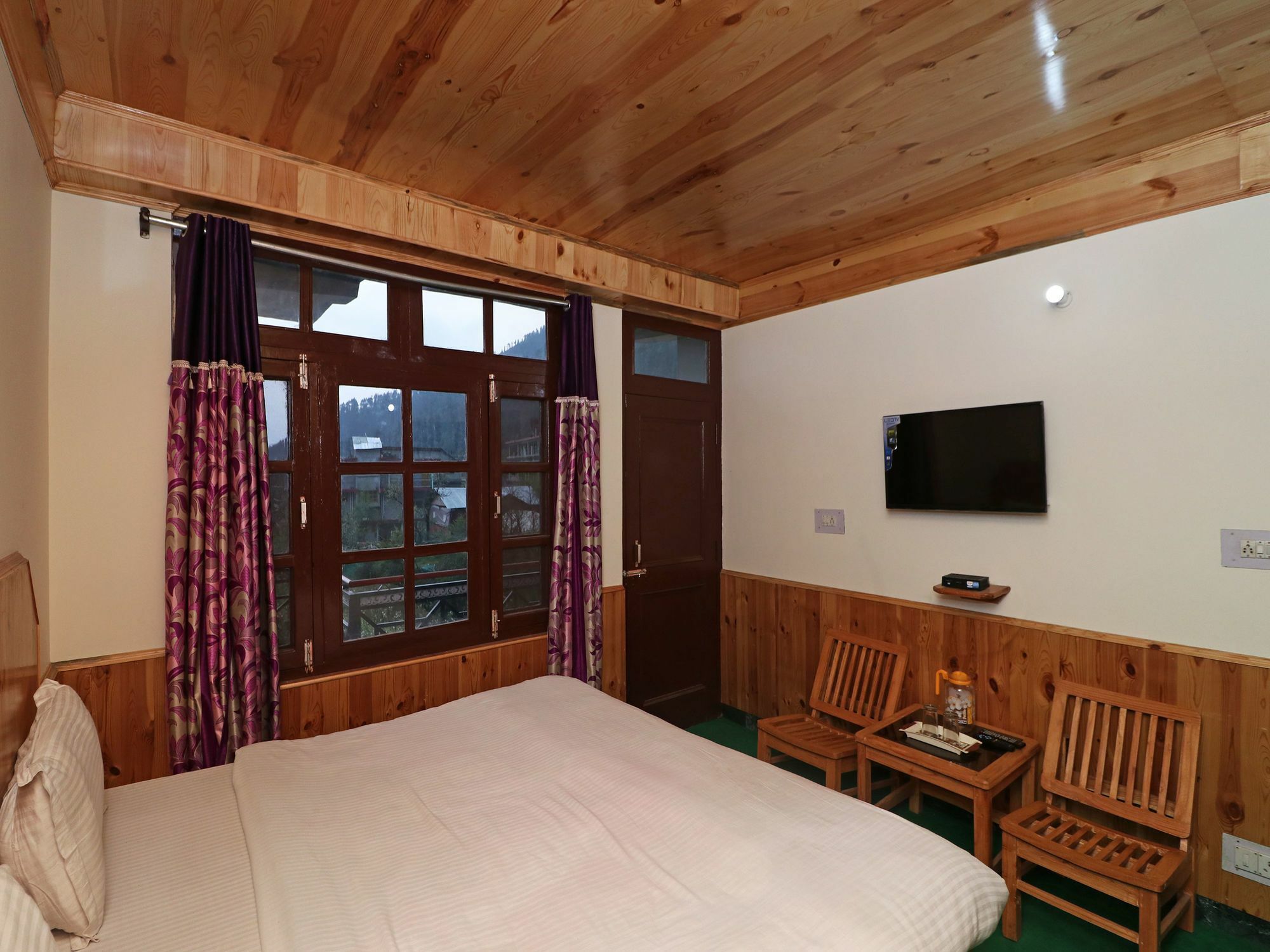Oyo 15576 Luxrious Near Hadimba Temple Apartment Manali (Himachal Pradesh)