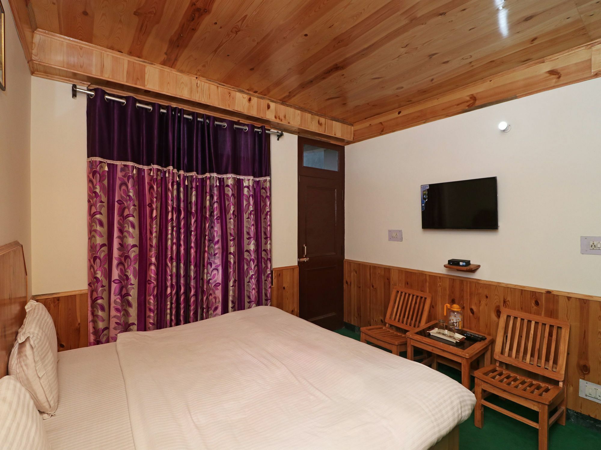 Oyo 15576 Luxrious Near Hadimba Temple Apartment