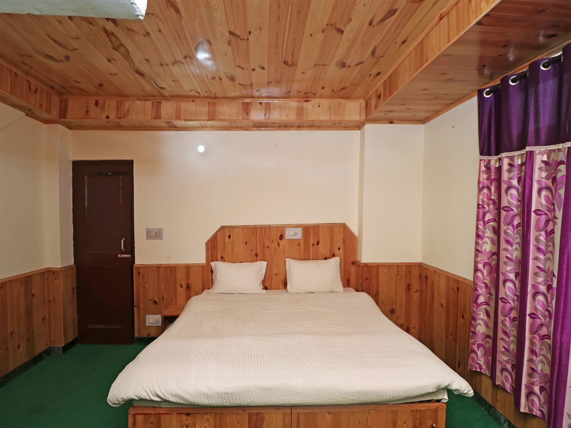 Oyo 15576 Luxrious Near Hadimba Temple Apartment Manali (Himachal Pradesh)