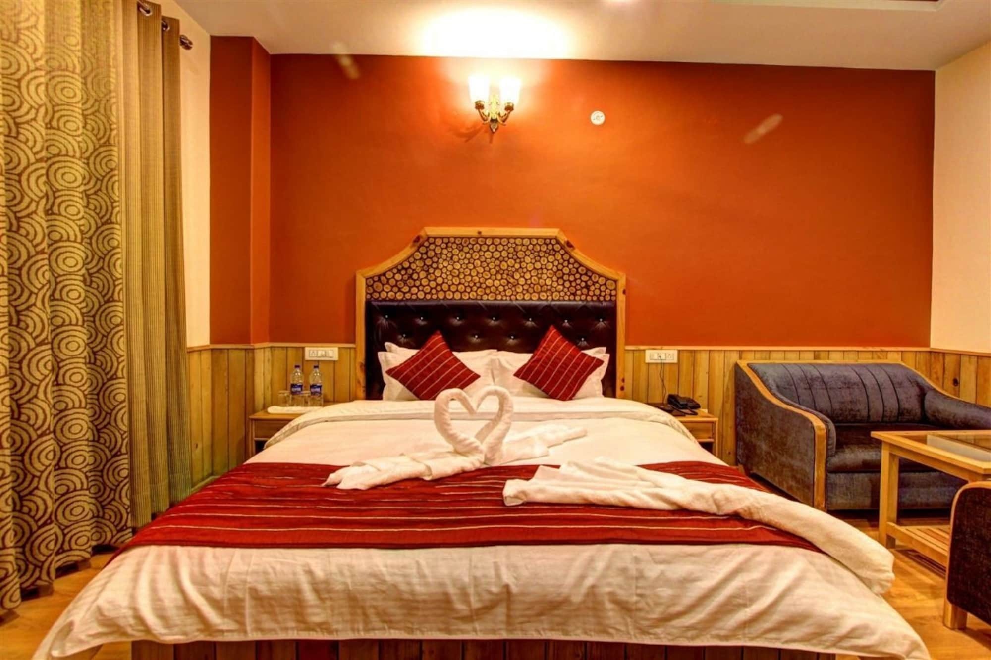 Hotel Aamod At Apple Town 3*