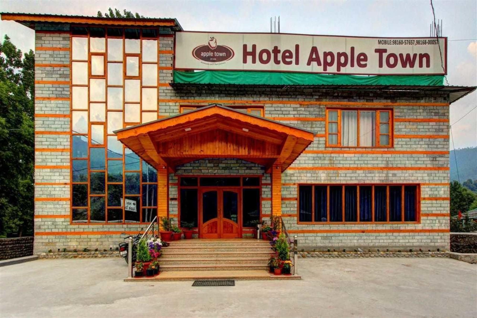 Aamod At Apple Town Hotel
