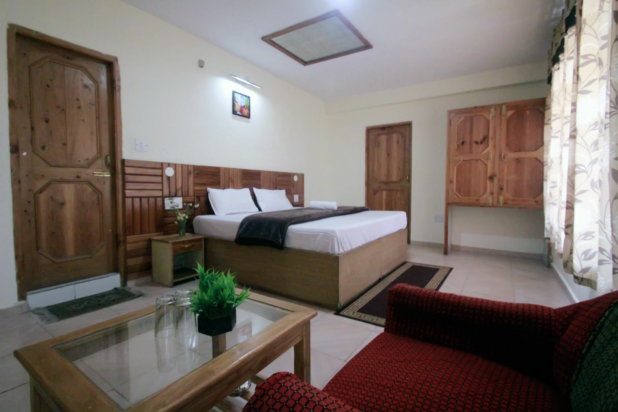 Chandertal Hotel