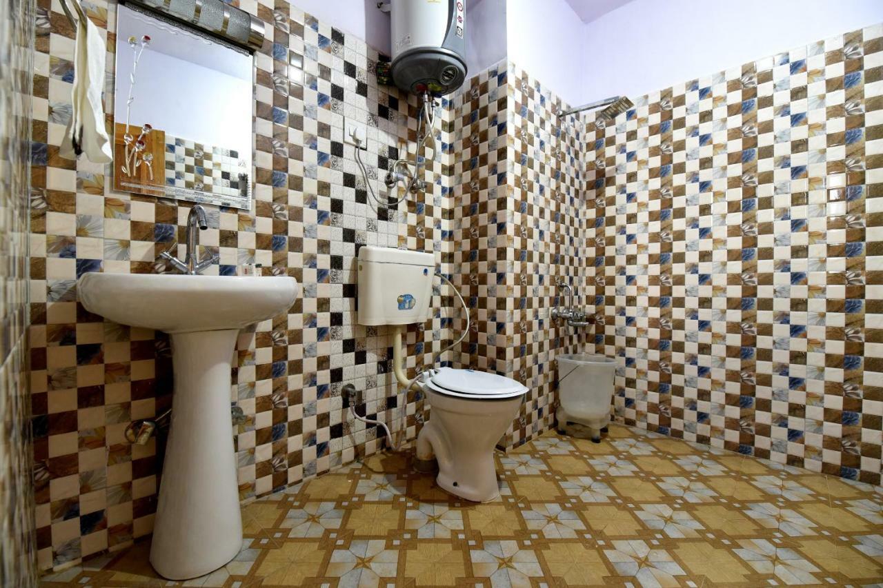 Oyo 12425 Neha Palace Hotel 3*