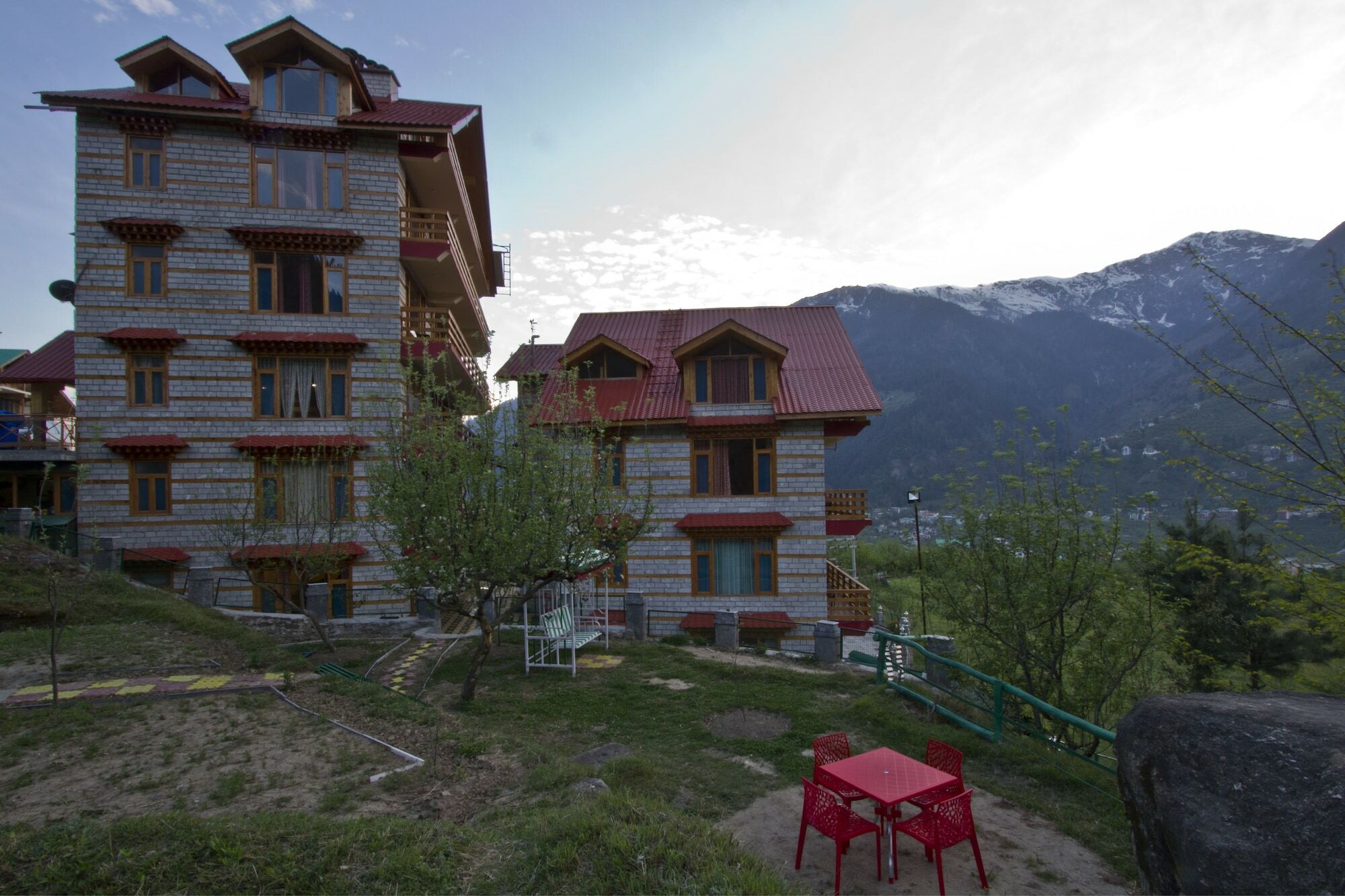 Hotel Foghills Manali (Himachal Pradesh)