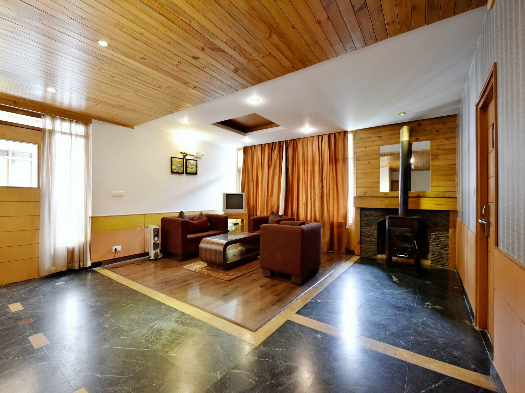 Oyo 12325 River Country Hotel 3*