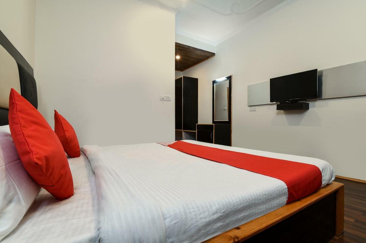 Oyo 15699 Conifer Hotel