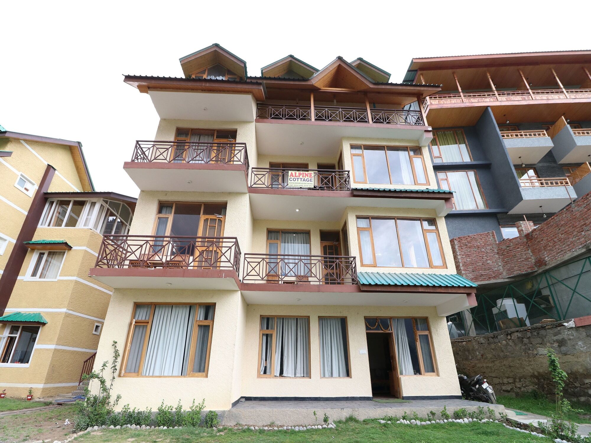 Oyo 13697 Exotic Hill View Naggar Road Hotel 2*