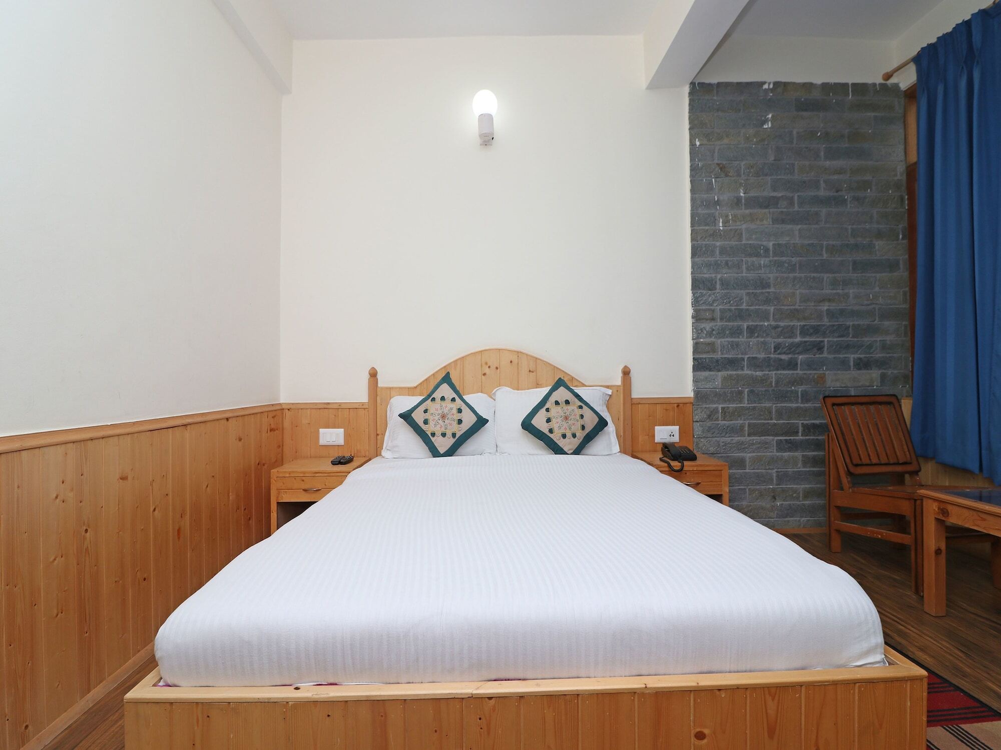 Oyo 13697 Exotic Hill View Naggar Road Manali (Himachal Pradesh)
