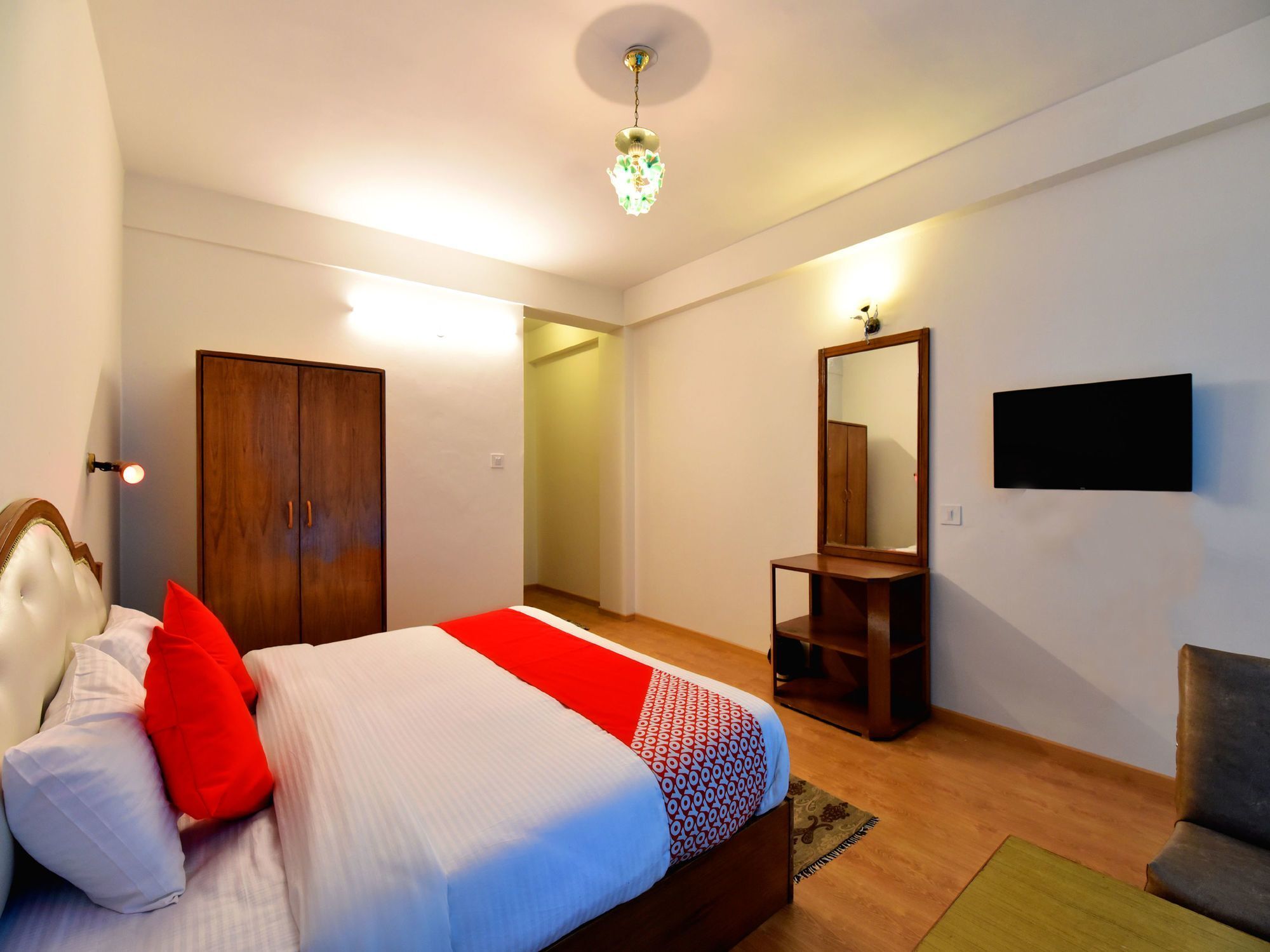 Oyo 12506 Zara And Hotel Manali (Himachal Pradesh)